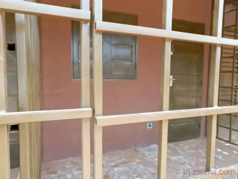 PETITE BOUTIQUE À LOUER À KARPALA