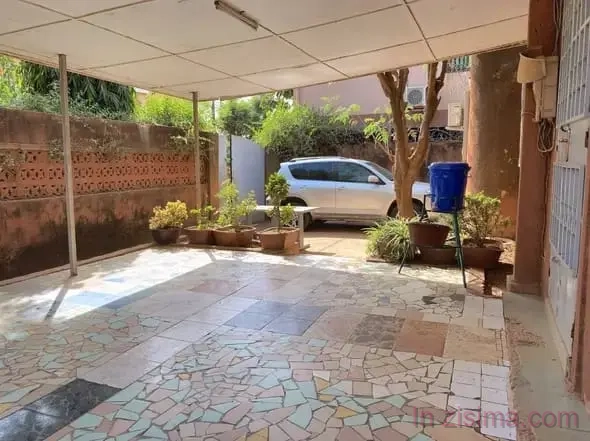 Villa F4 à Vendre au Quartier 1200 Logements