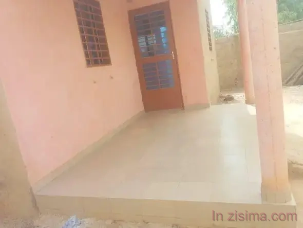 Cour chambre salon à vendre à Saaba