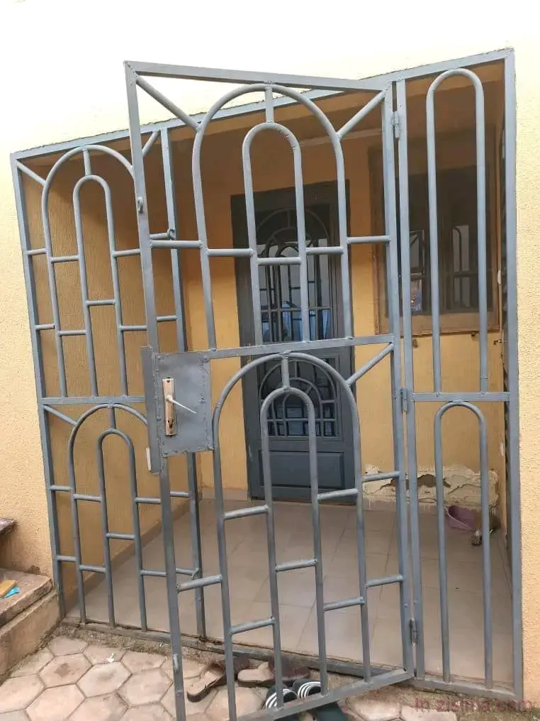 Chambre Salon climatisée en cour commune – Samandin
