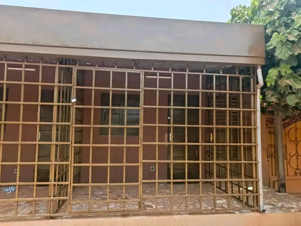 PETITE BOUTIQUE À LOUER À KARPALA