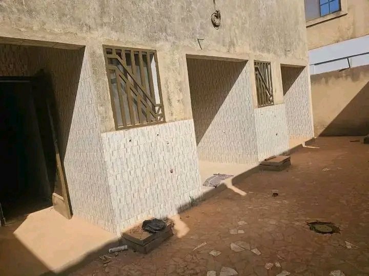 Chambre Salon en cour commune à louer – Saaba