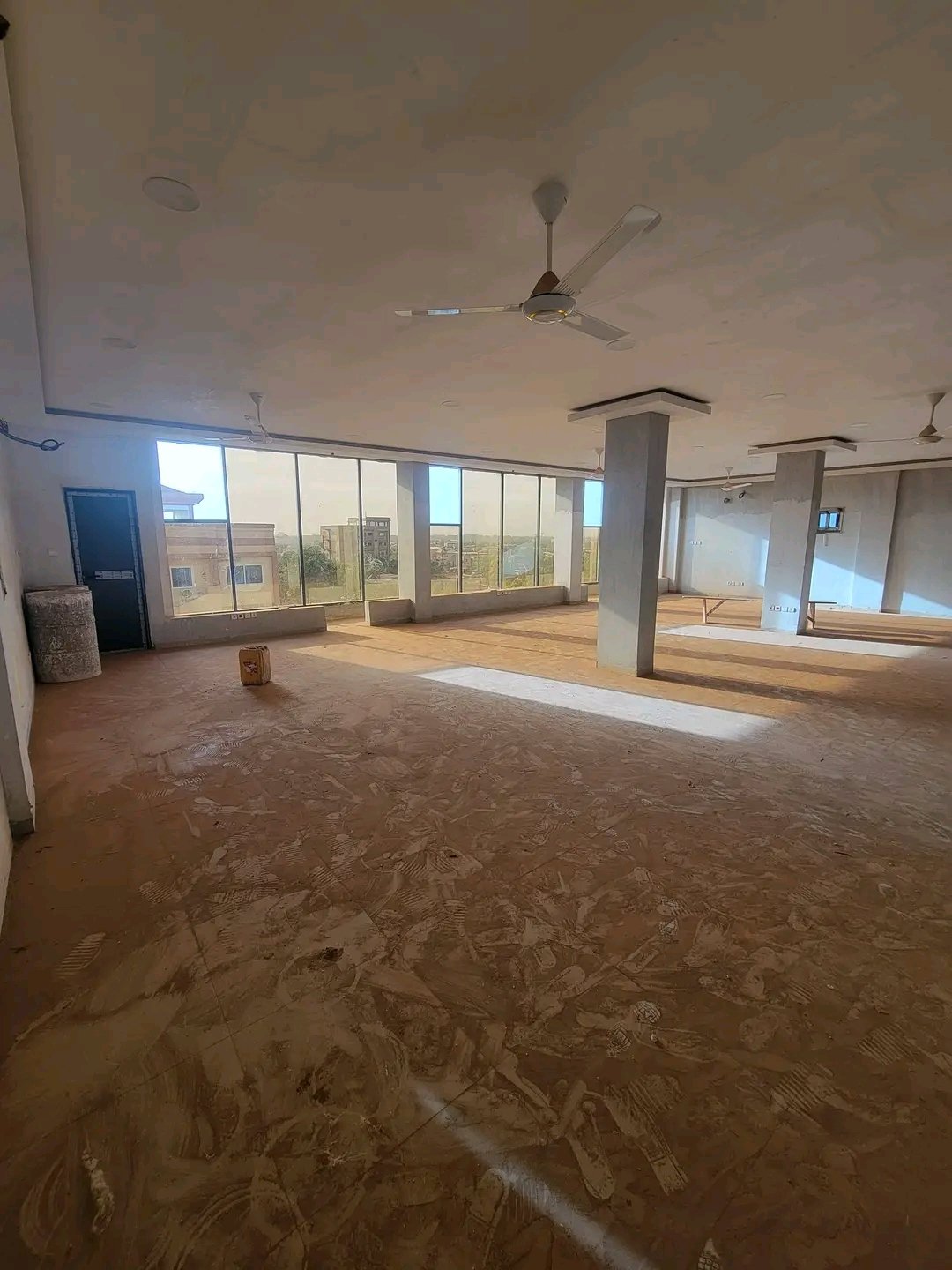 Open Space professionnel à louer – 1200 Logements