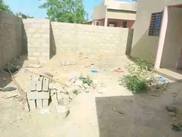 Cour chambre salon à vendre à Saaba