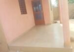 Cour chambre salon à vendre à Saaba
