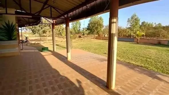 Grand Espace Commercial à Louer à Borgho