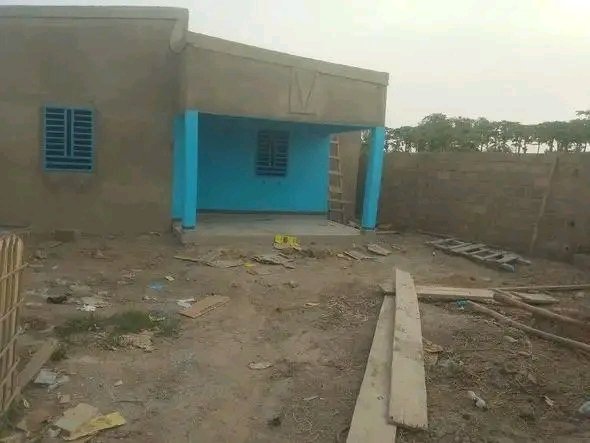 Chambre Salon en cour unique – Disponible à Saaba