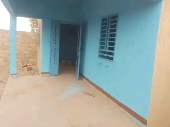 Chambre Salon en cour unique – Disponible à Saaba