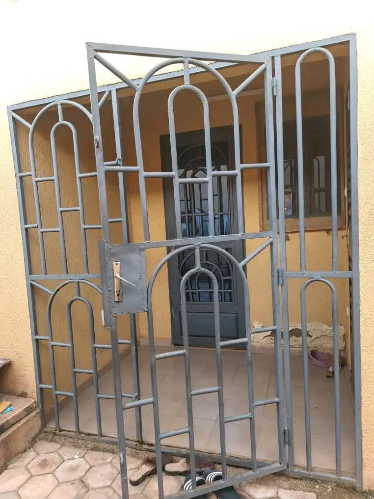 Chambre Salon climatisée en cour commune – Samandin