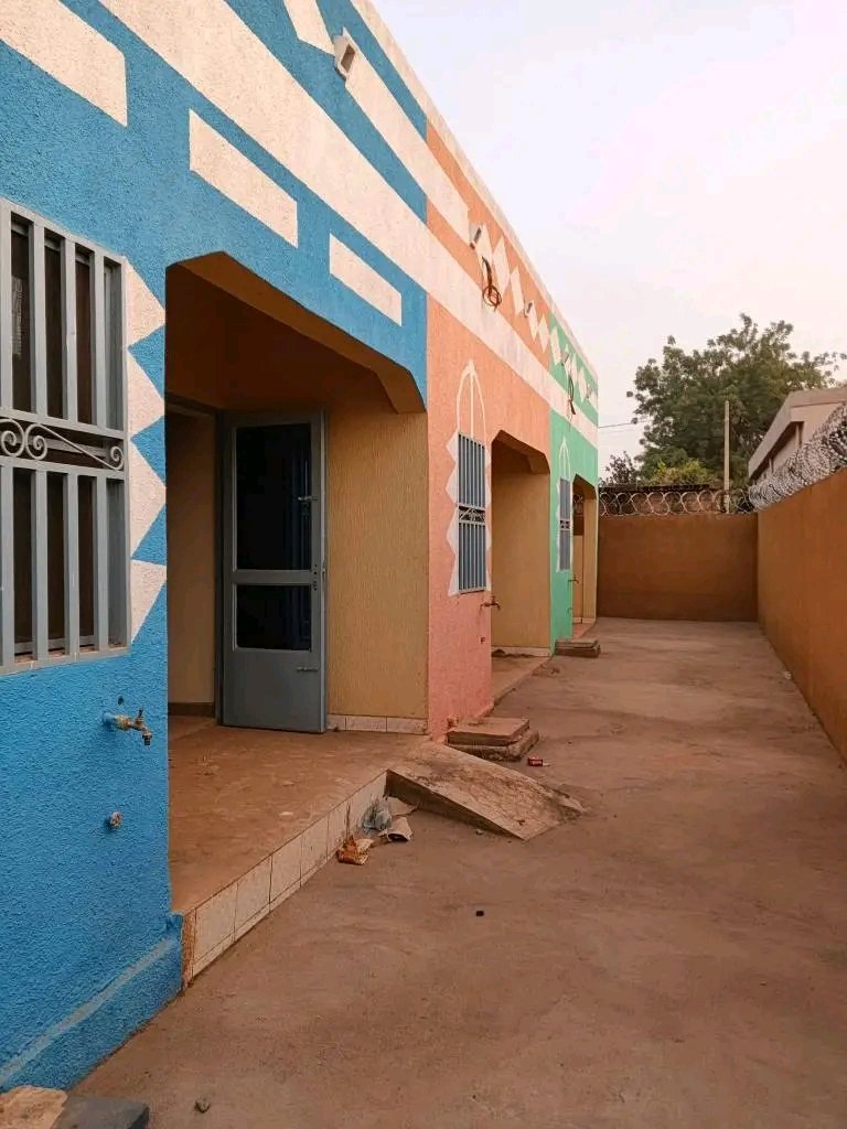 Maison 1 chambre salon spacieuse à louer à Tampouy