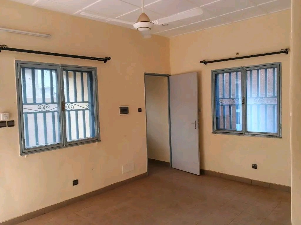 Maison 1 chambre salon spacieuse à louer à Tampouy